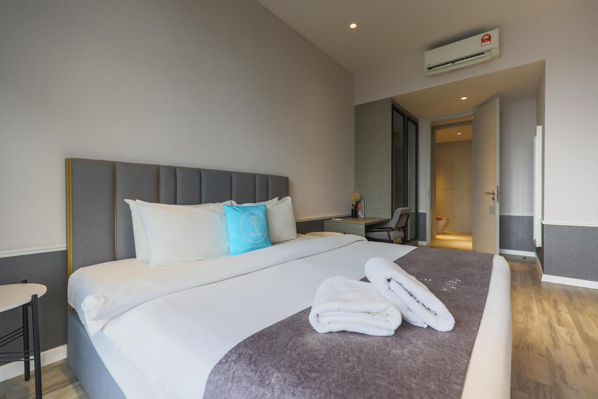 Апартаменты Millerz Square By Mykey Куала-Лумпур Экстерьер фото A bedroom in a serviced apartment in Kuala Lumpur, Malaysia.